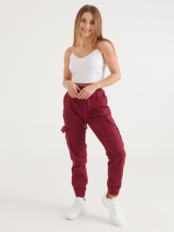 Pantalón jogger cargo granate vista general frontal