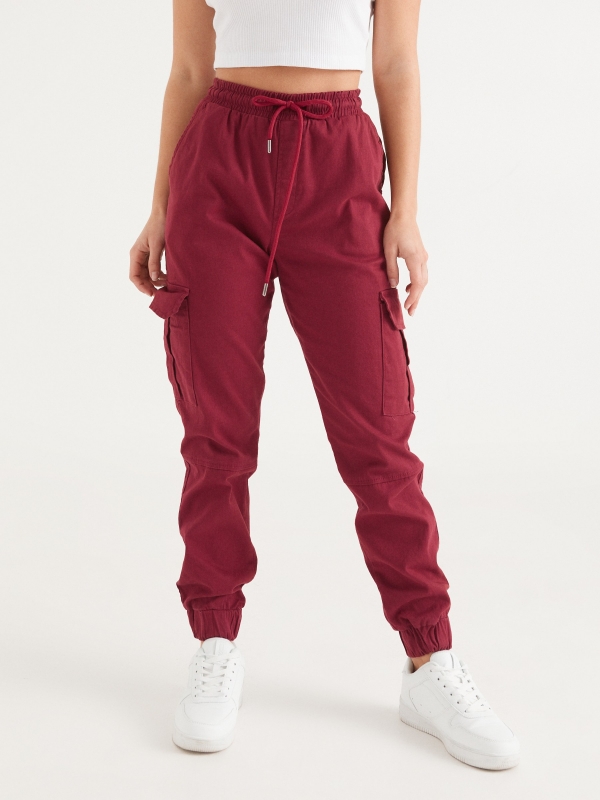 Pantalón jogger cargo granate vista media frontal