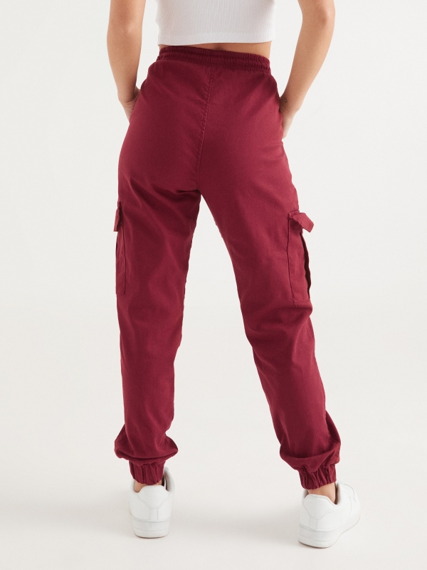 Pantalón jogger cargo granate vista media trasera