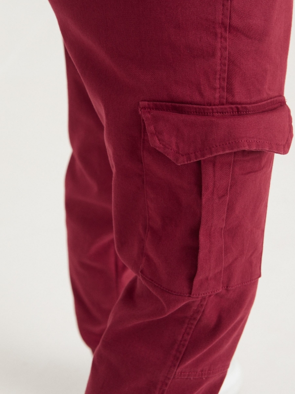 Pantalón jogger cargo granate vista detalle