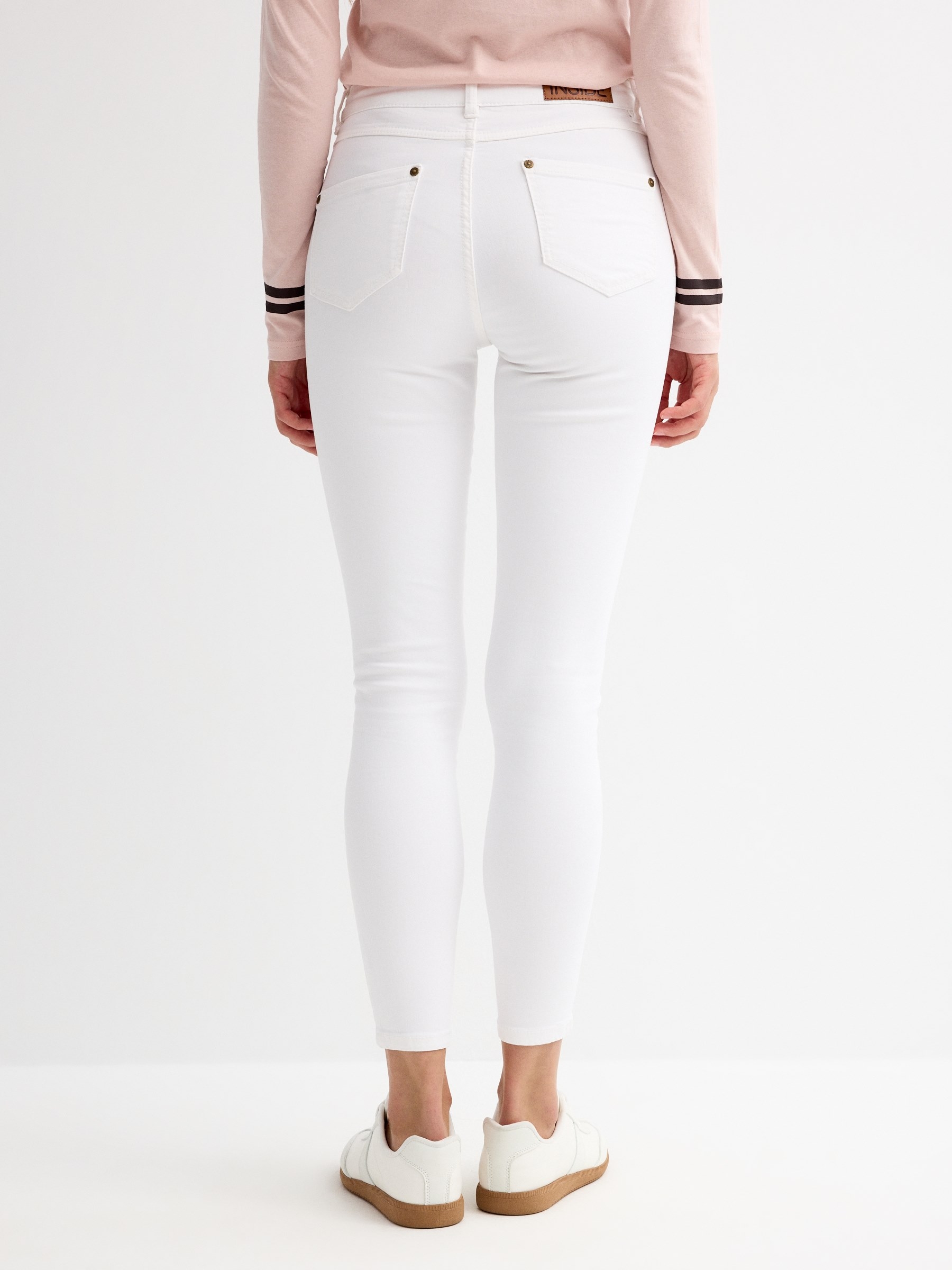 Pantalón skinny color liso blanco vista general frontal