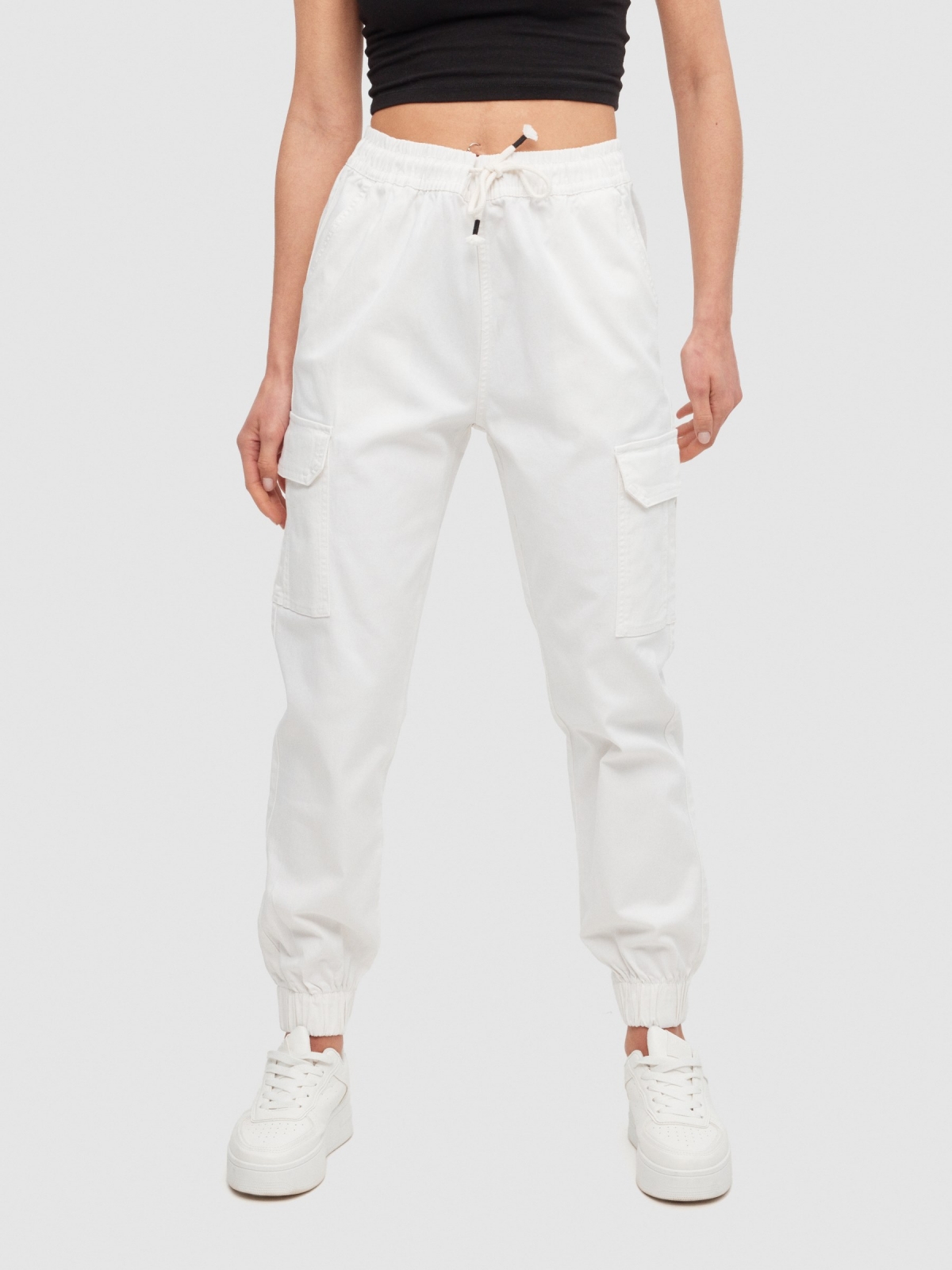 Pantalón jogger cargo blanco vista media frontal