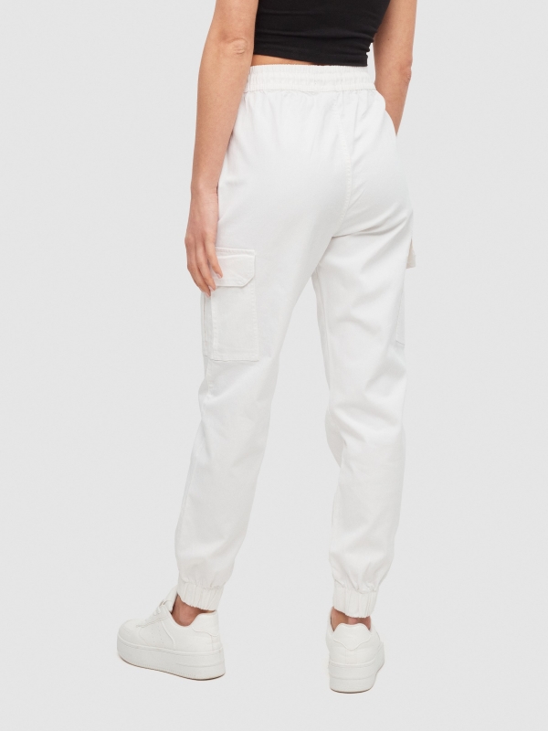 Calça jogger cargo branco vista meia traseira