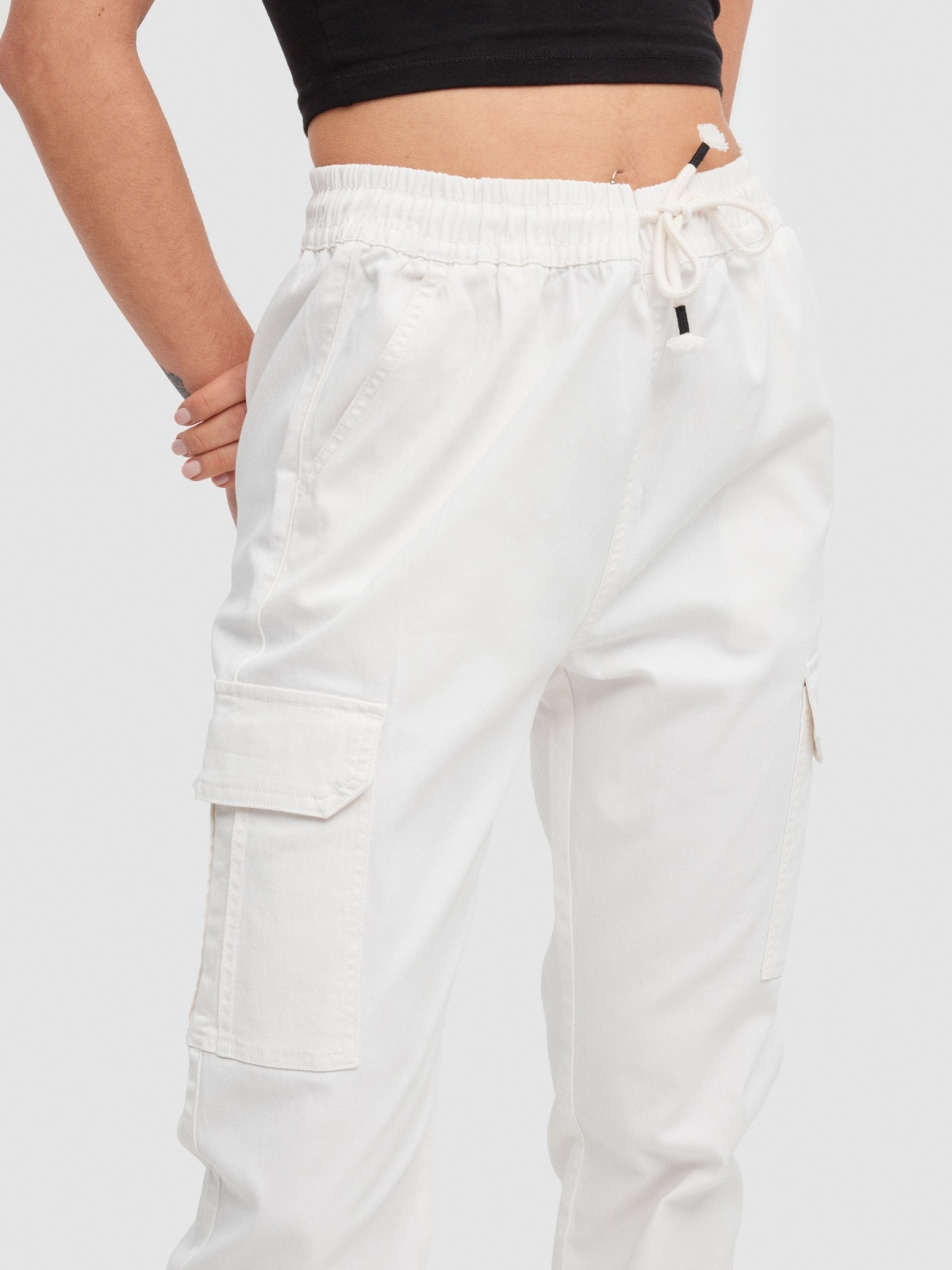 Calça jogger cargo branco vista detalhe