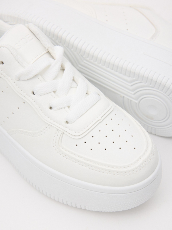 Basic platform sneaker white detail view