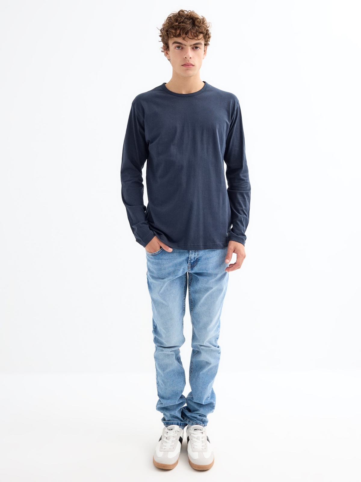 Basic long sleeve t-shirt blue front view