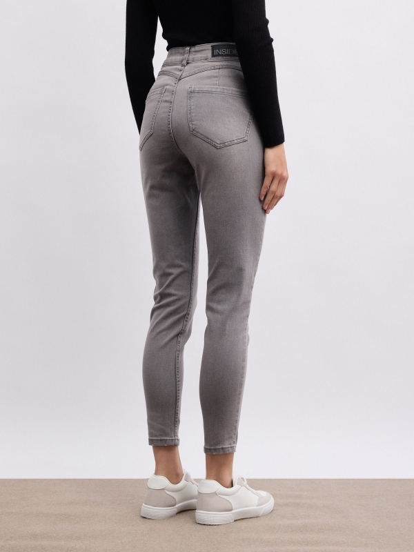 Jeans skinny push up tiro medio gris medio vista media trasera