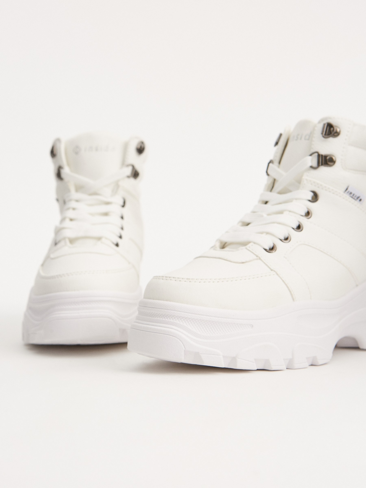 Boots with serrated platform white detail view