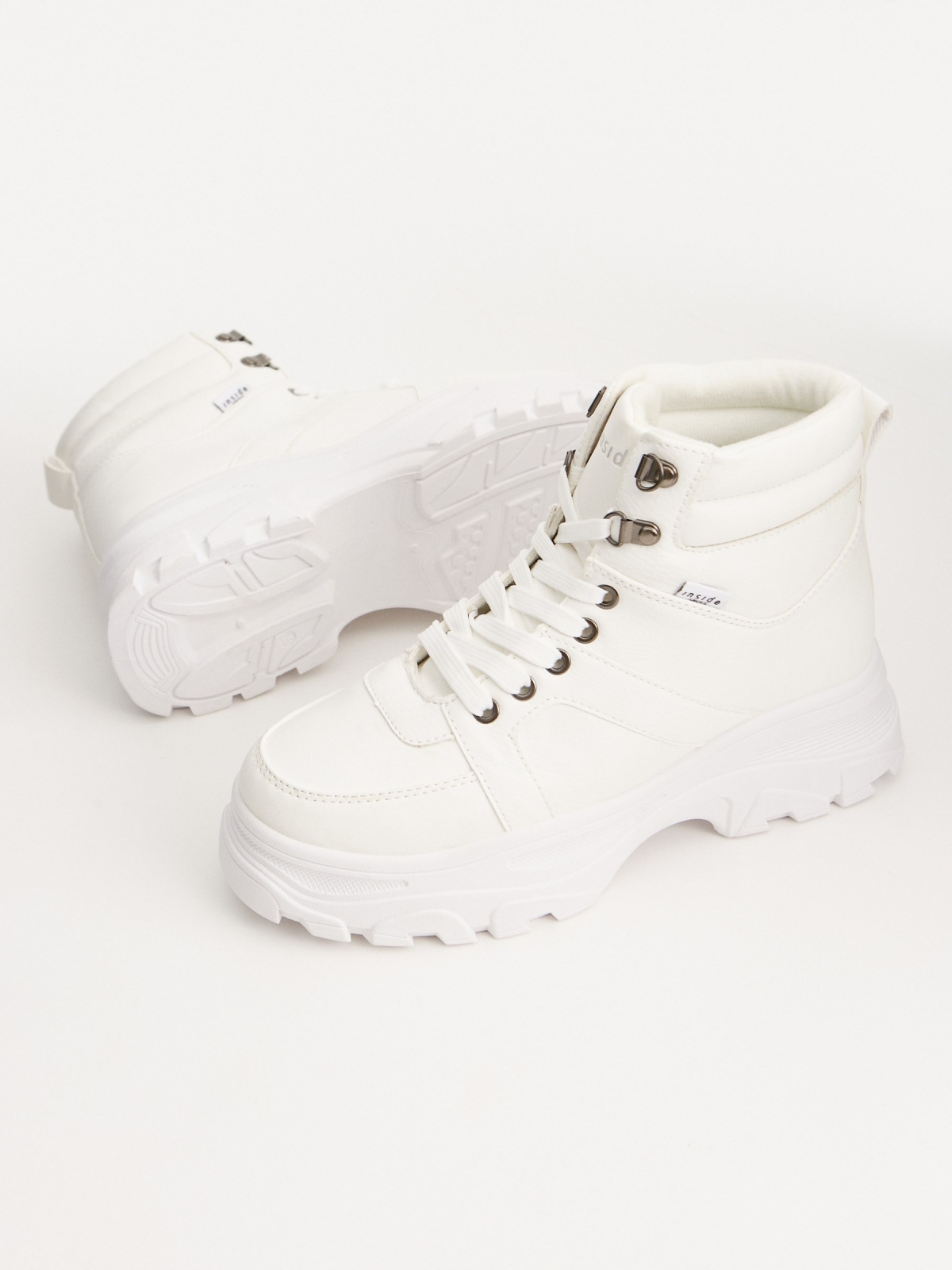 Botas com plataforma serrilhada branco vista detalhe