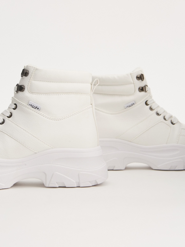 Botas com plataforma serrilhada branco vista detalhe