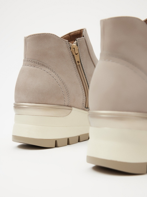 Deportiva estilo bota beige vista detalle