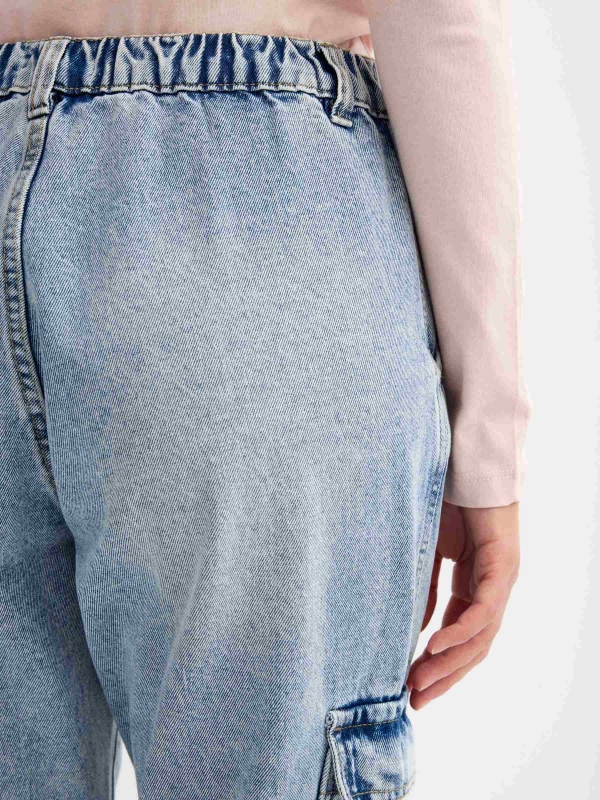 Calças de ganga cargo mom jeans azul vista detalhe