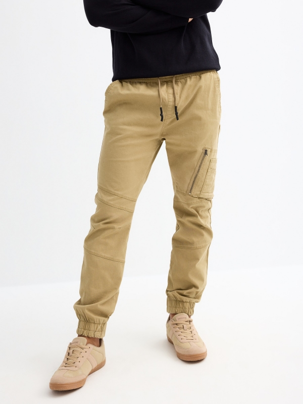 Calças jogger com bolso fechado amarelo vista meia frontal