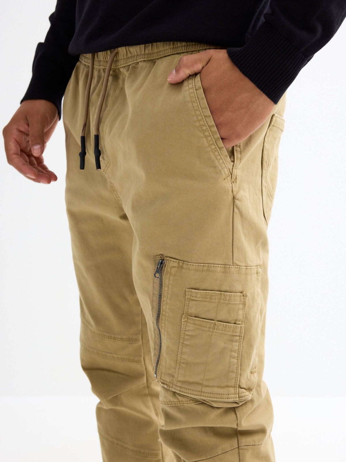 Calças jogger com bolso fechado amarelo vista detalhe
