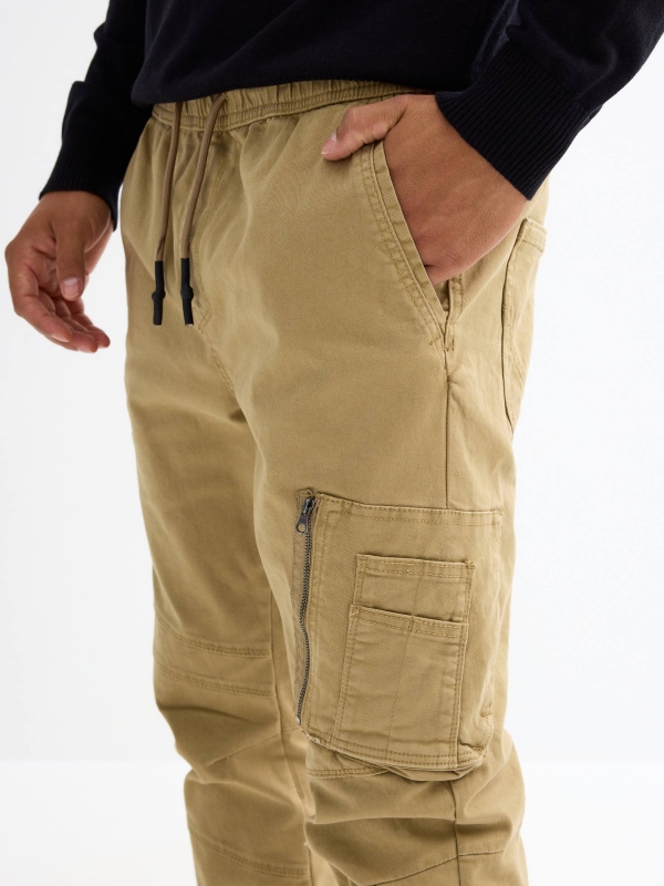 Calças jogger com bolso fechado amarelo vista detalhe