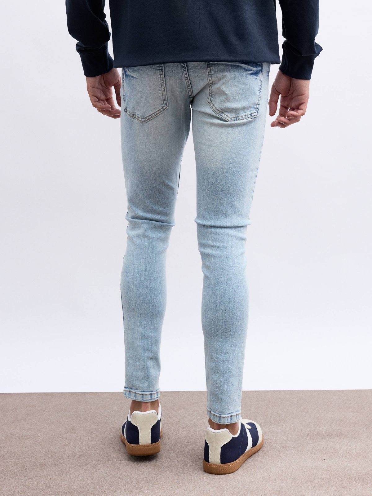 Jeans skinny denim claro azul vista media trasera