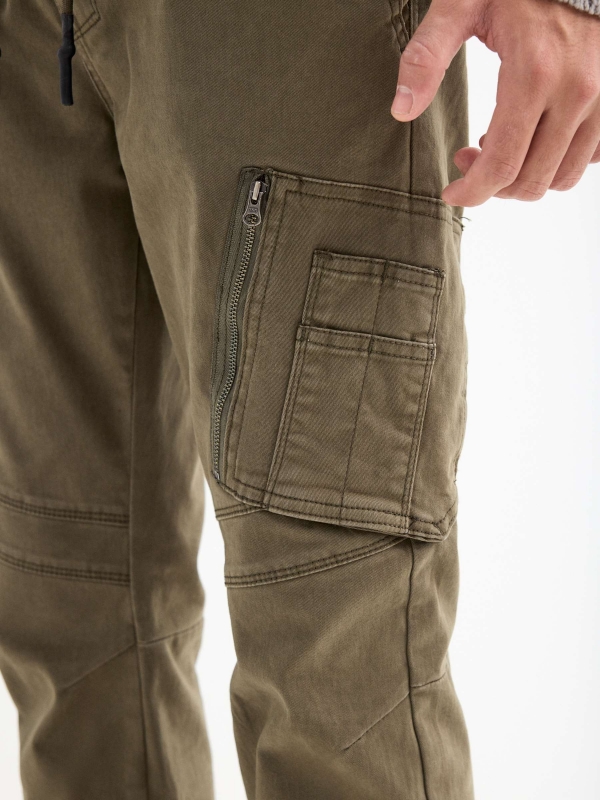 Pantalón jogger bolsillo cerrado verde vista detalle