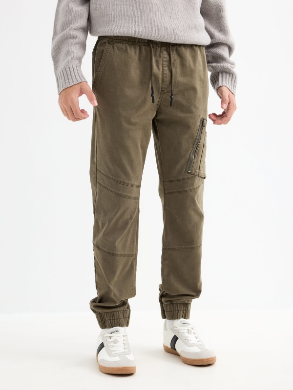 Calças jogger com bolso fechado verde vista meia frontal