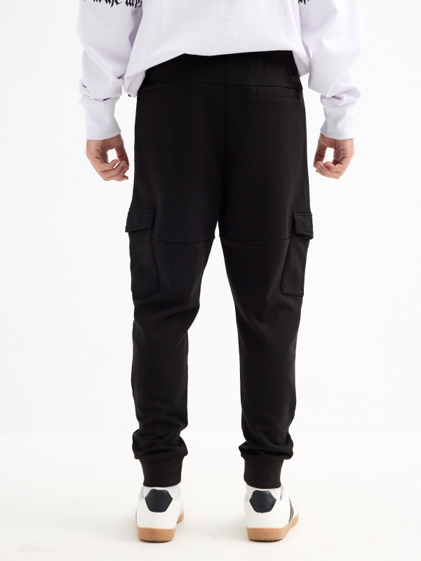 Pantalón jogger de felpa negro vista media trasera