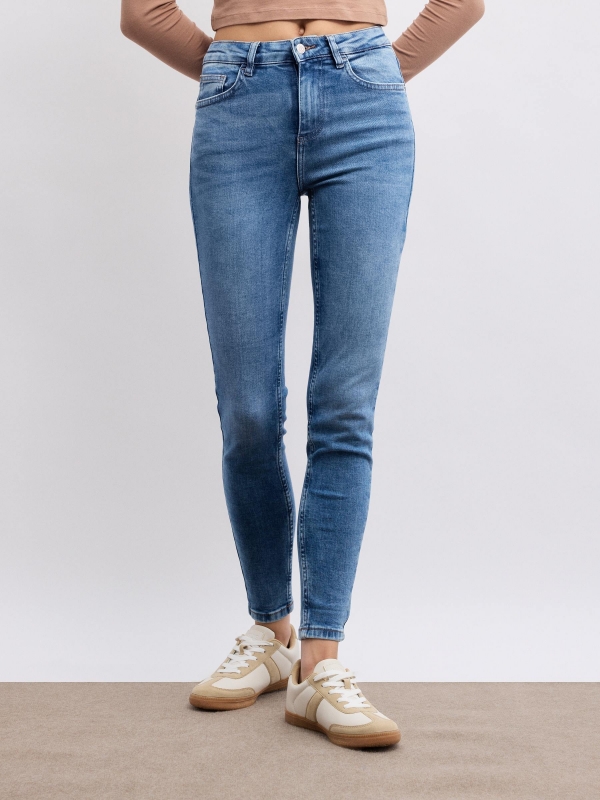 Jeans skinny básicas cintura média azul vista meia frontal