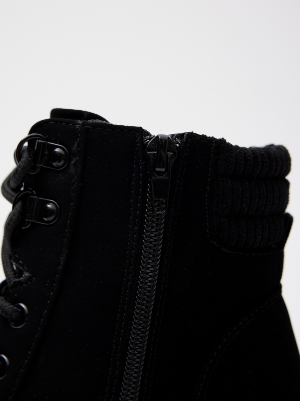 Botins com gola combinada preto vista detalhe