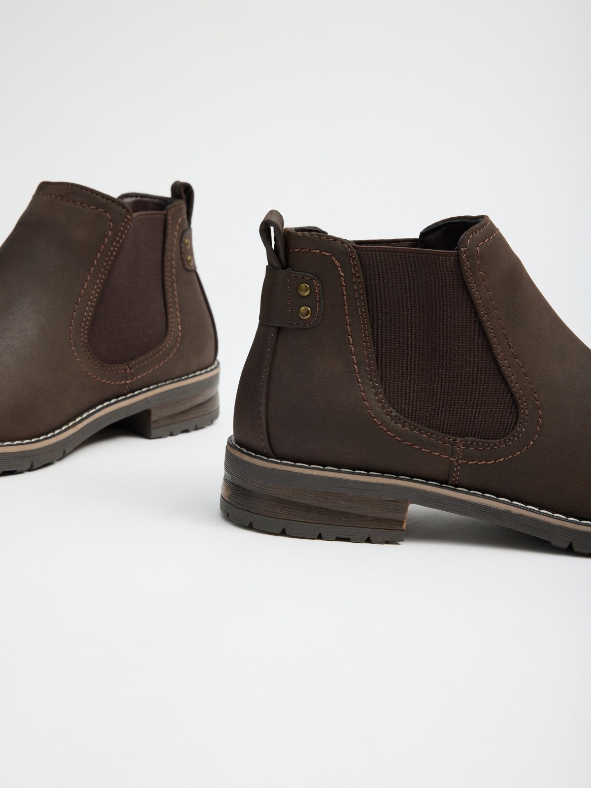 Chealse boot with elastics earth brown detail view