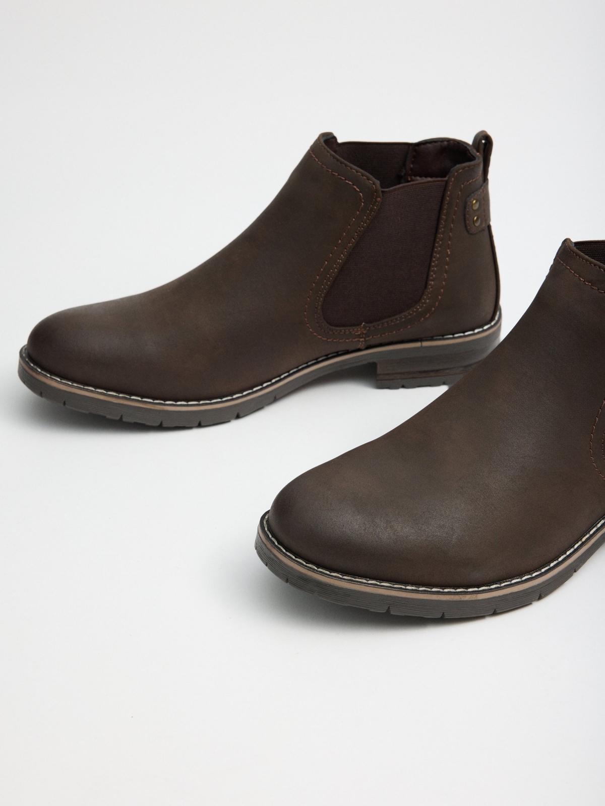 Chealse boot with elastics earth brown detail view