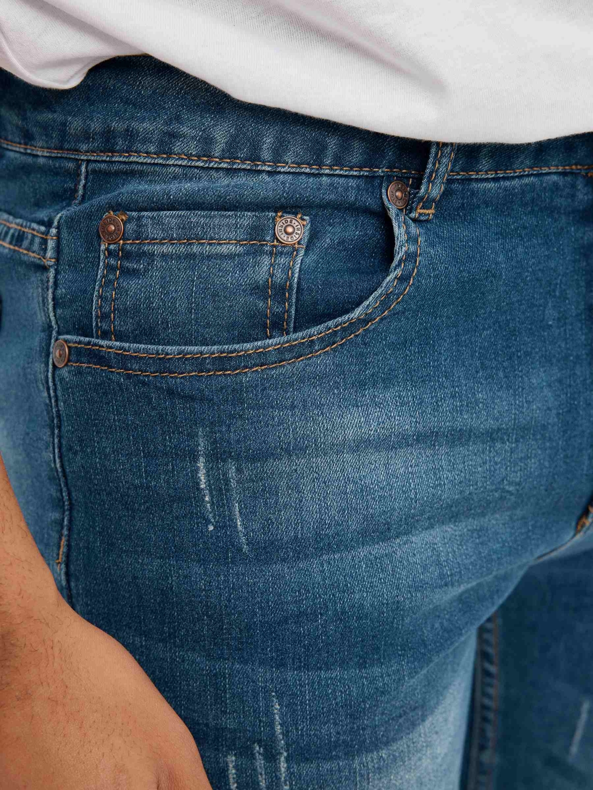 Bermuda denim efeito lavado azul vista detalhe