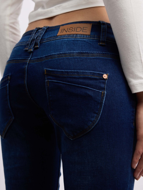 Low-rise distressed skinny jeans blue detail view