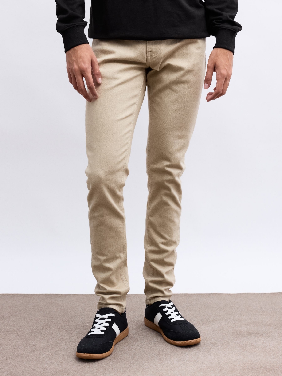 Coloured slim jeans beige middle front view