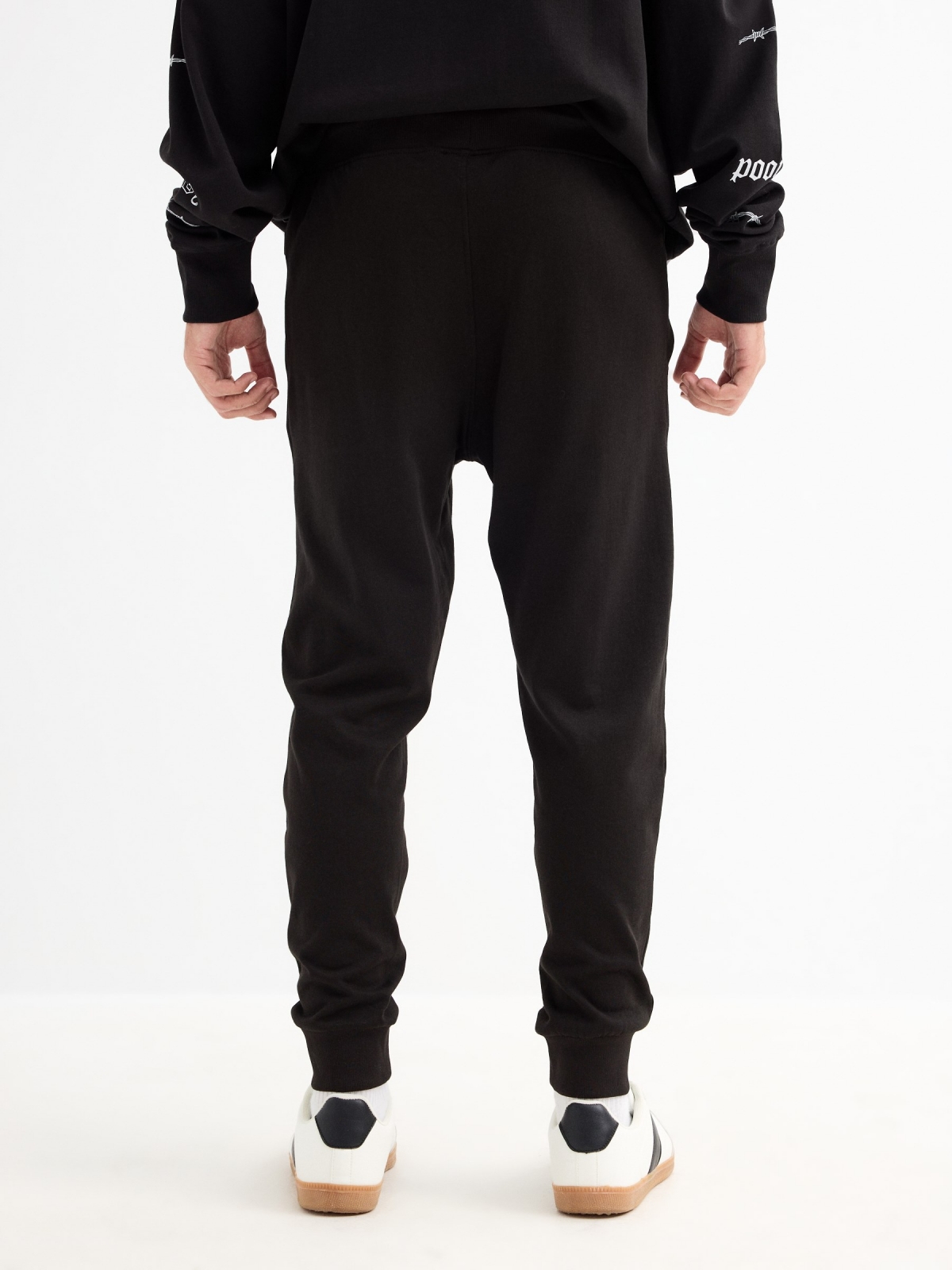 Pantalón jogger sport negro vista media trasera