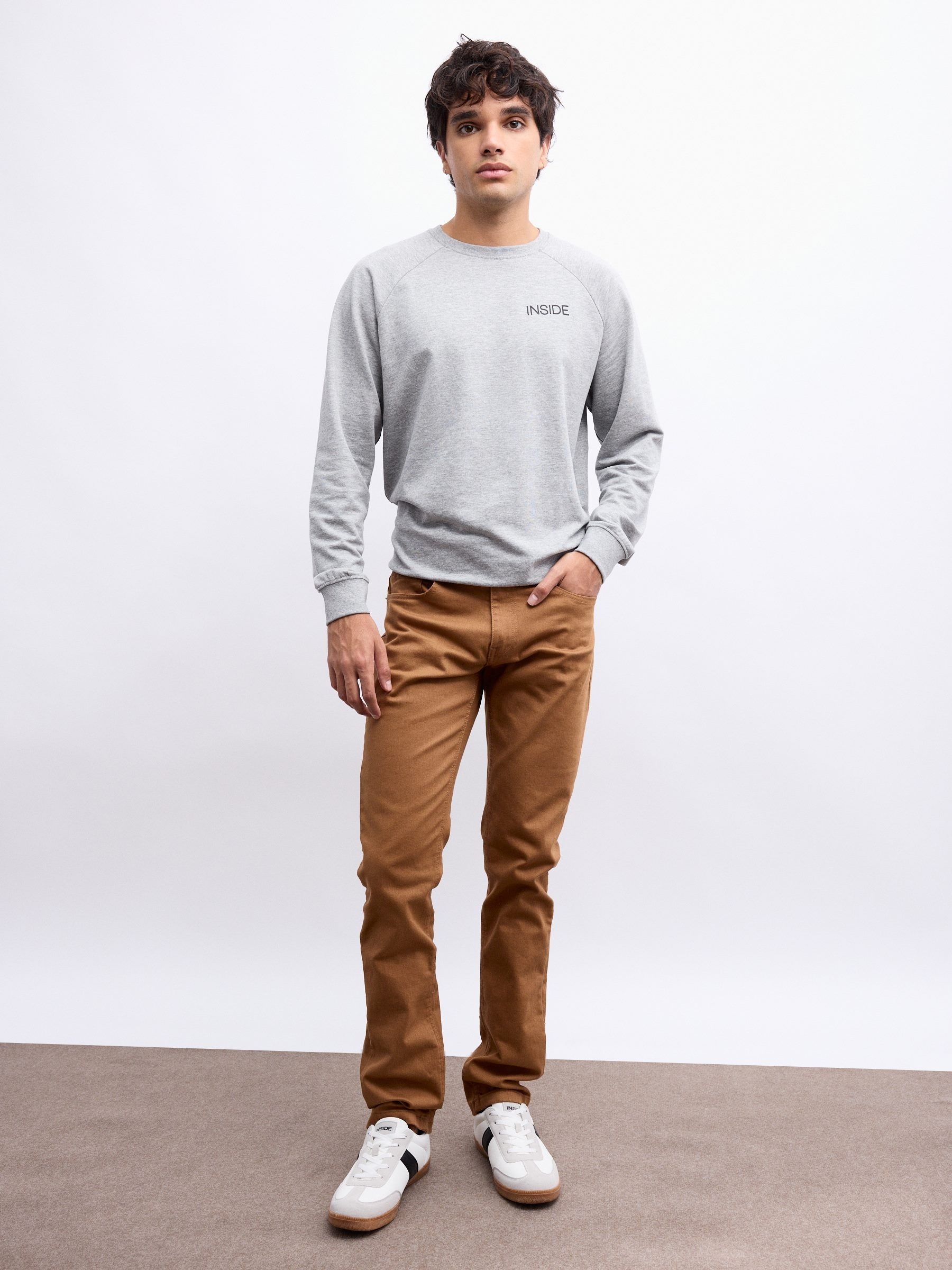 Jeans básicos de colores marrón vista general frontal