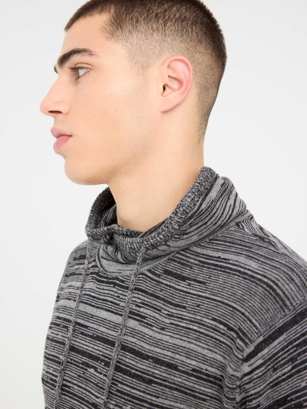 Jersey jaspeado cuello alto gris oscuro vista detalle