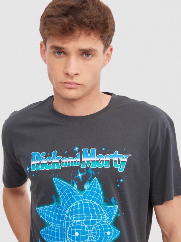 Camiseta Rick & Morty gris oscuro vista detalle