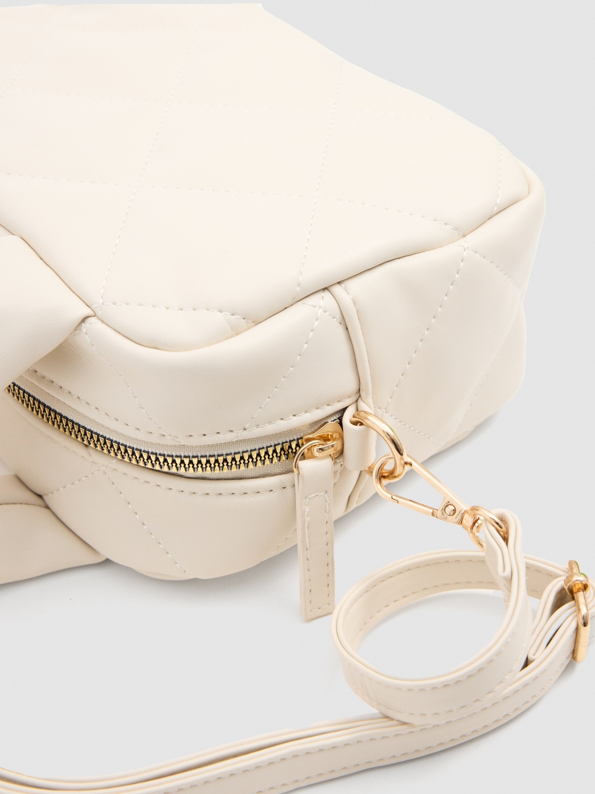 Padded leatherette bag ivory detail view