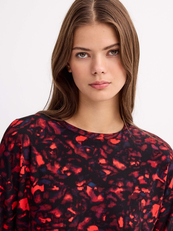 Long sleeve black and red printed t-shirt multicolor detail view