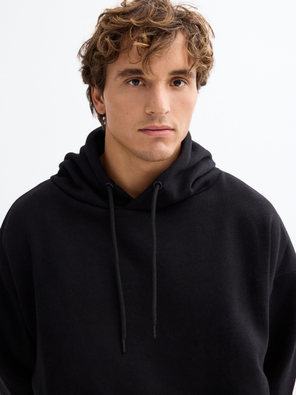Camisola com capuz preta básica preto vista detalhe