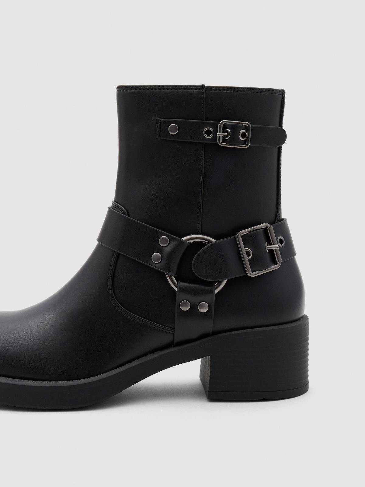 Botas com tiras e salto preto vista detalhe