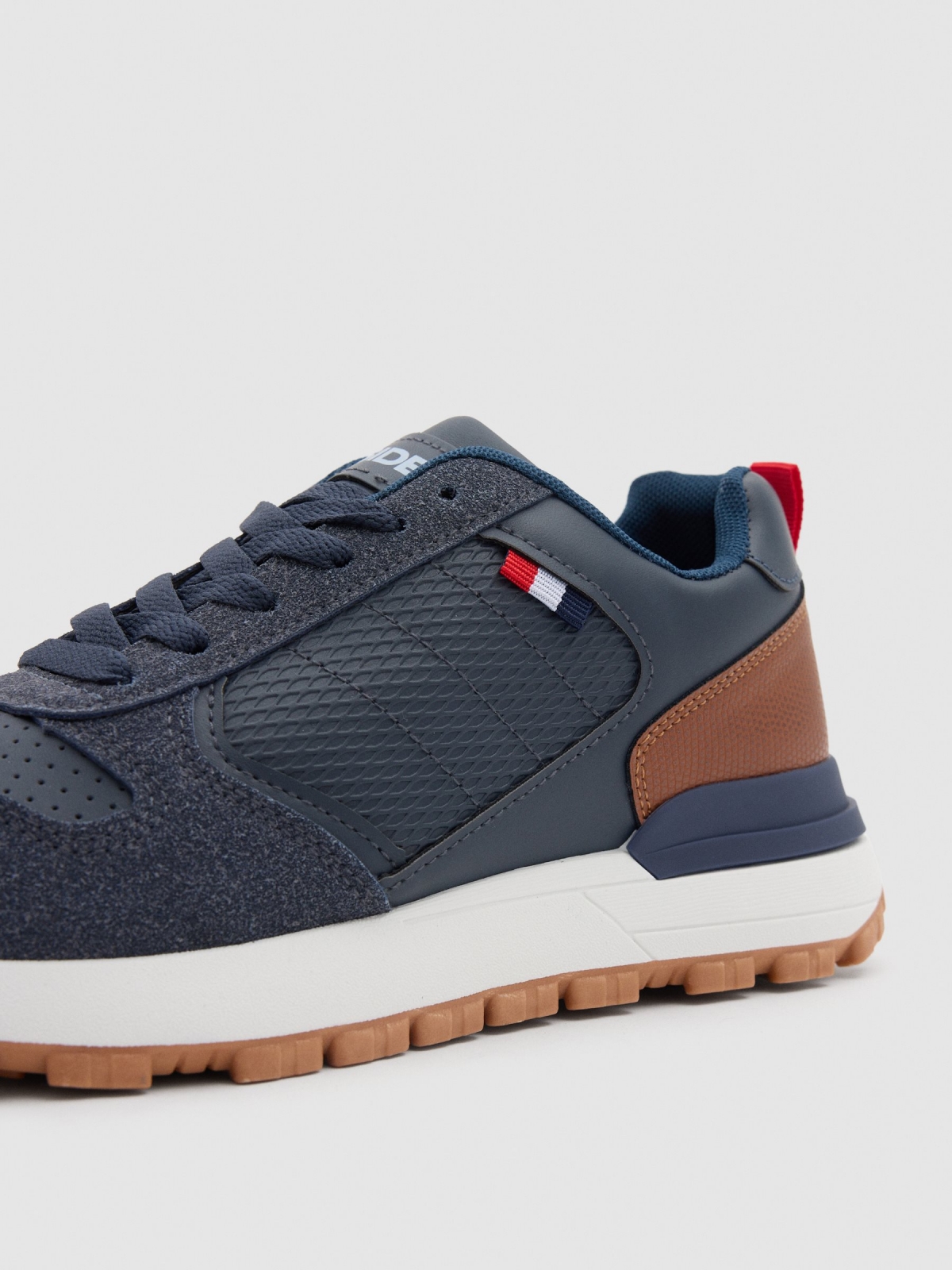 Two-tone casual sports shoes blue detail view