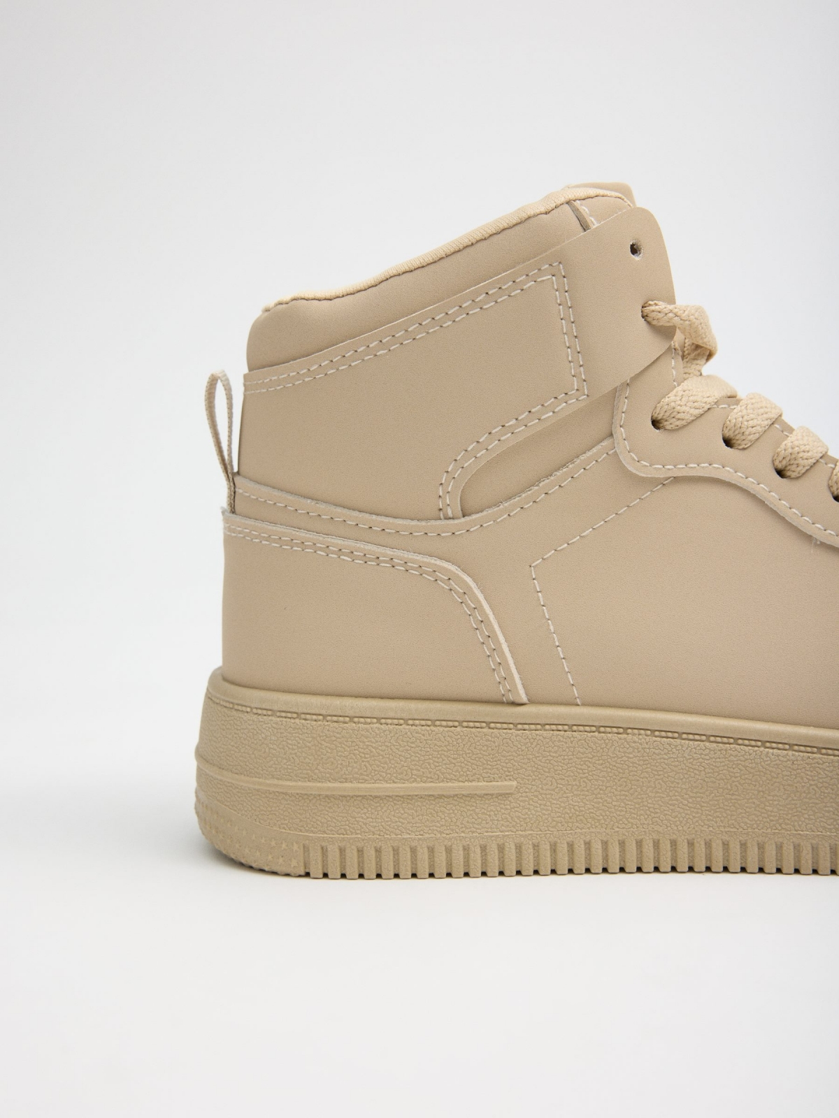 High-top basketball sneakers with platform beige detail view