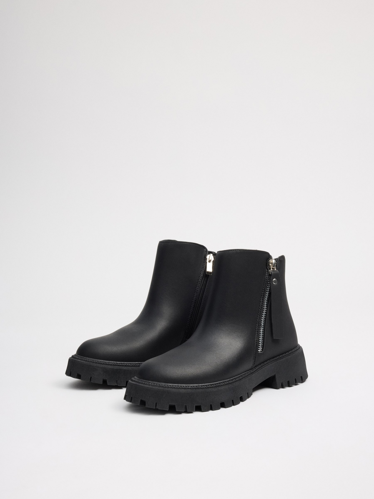 Black platform boot with zipper black 45º front view