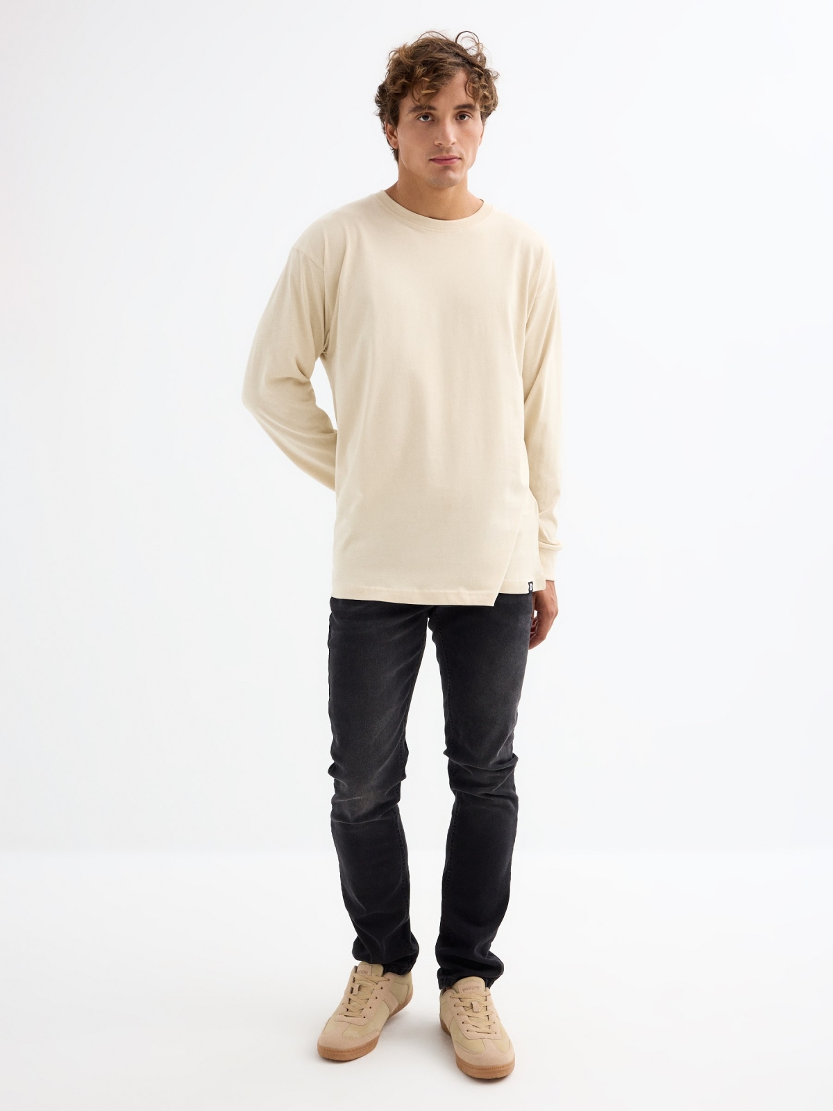 T-shirt preta básica de manga comprida areia vista geral frontal