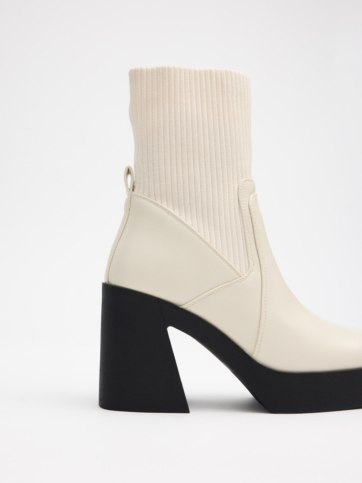 Boot with heel and elastic shaft white zenithal view