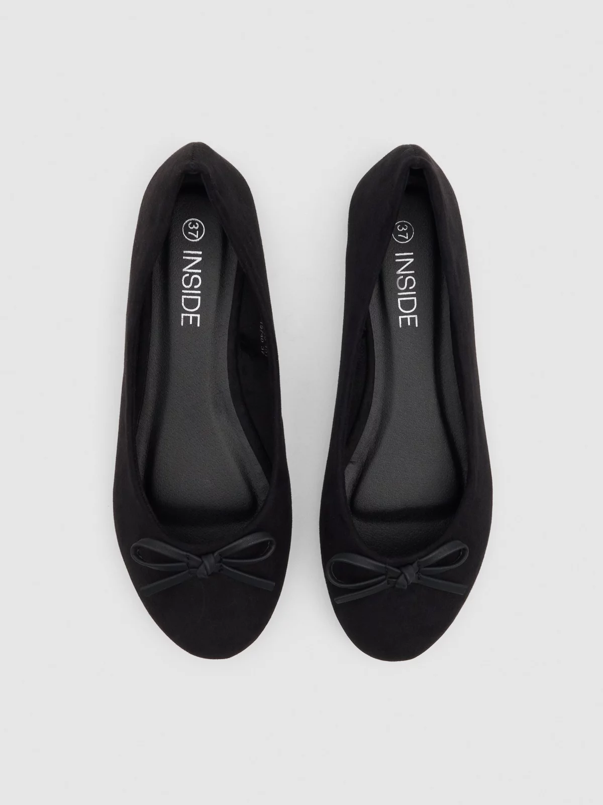 Bailarinas básicas con lazo negro vista detalle Bailarinas básicas con lazo negro vista detalle