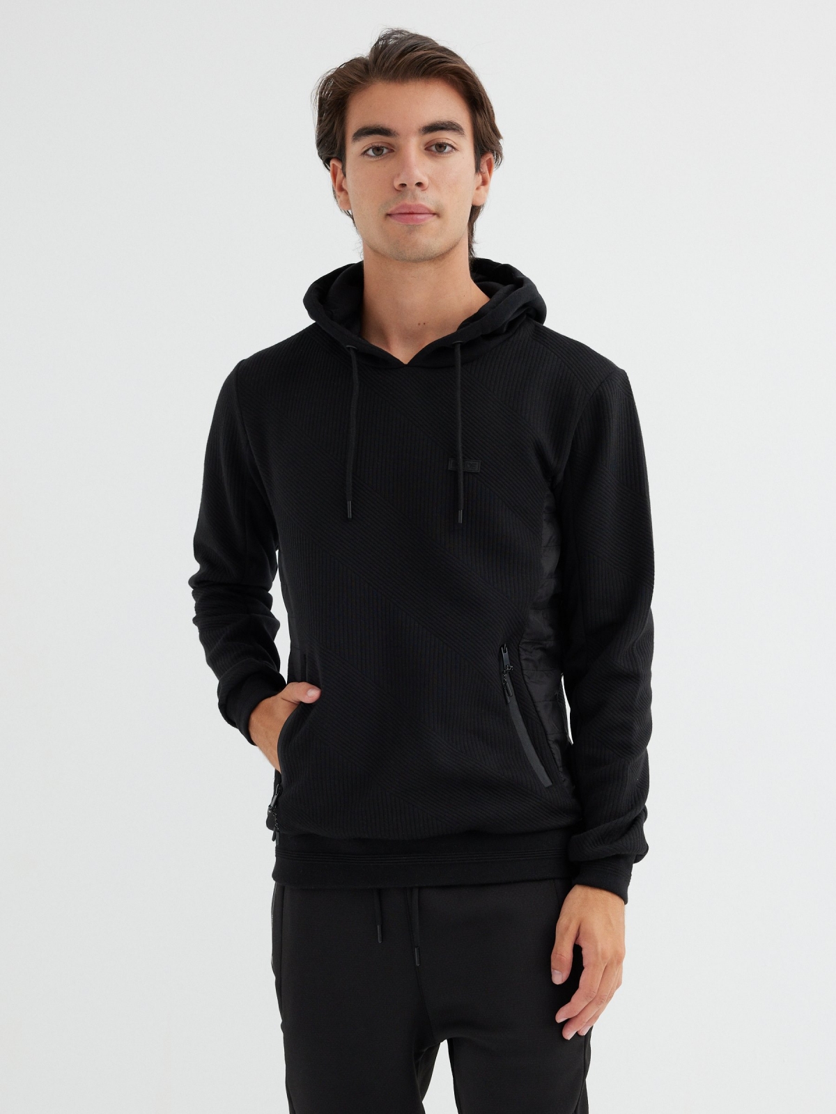 Hoodie combinada preto vista meia frontal