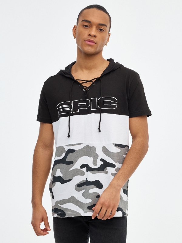 T-shirt camuflada com capuz preto vista meia frontal