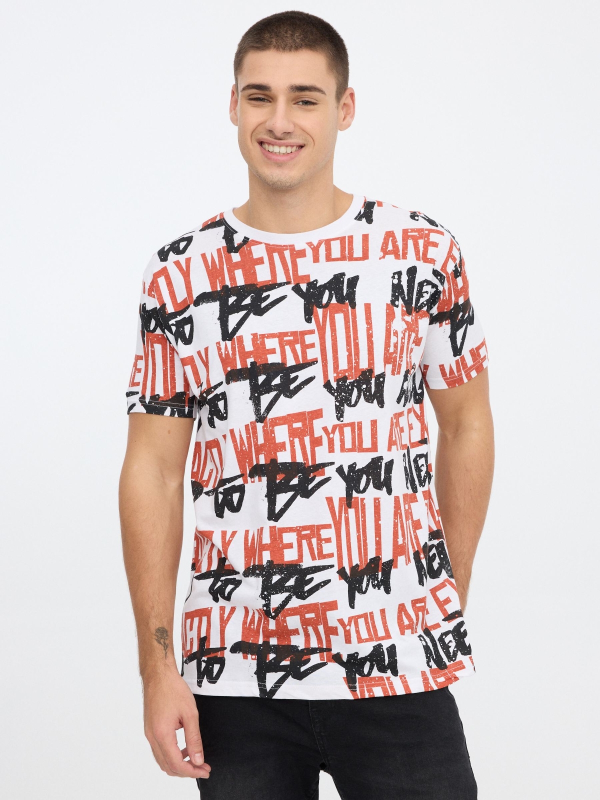 T-shirt com texto impresso branco vista meia frontal