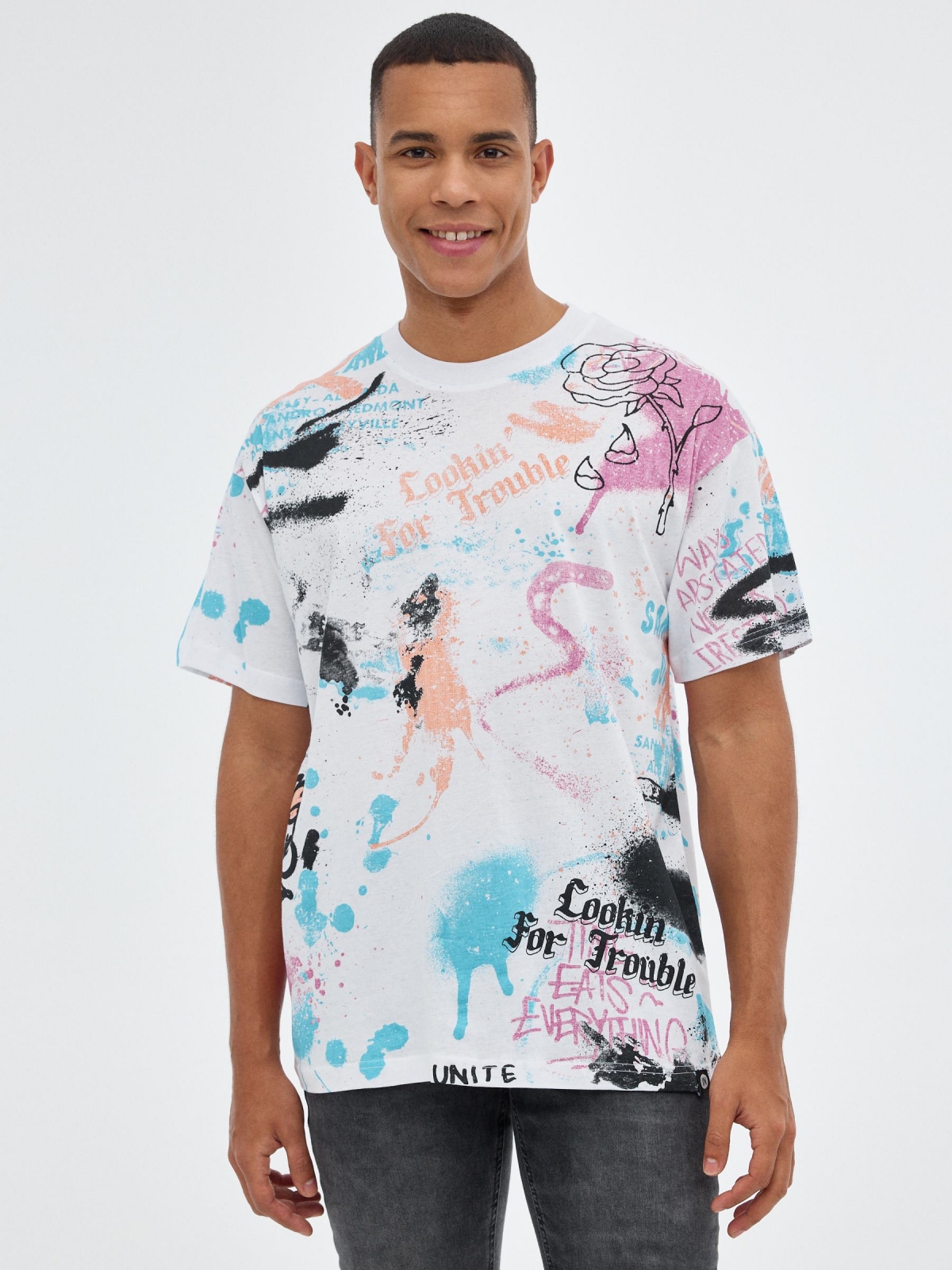 T-shirt de graffiti sobredimensionada branco vista meia frontal