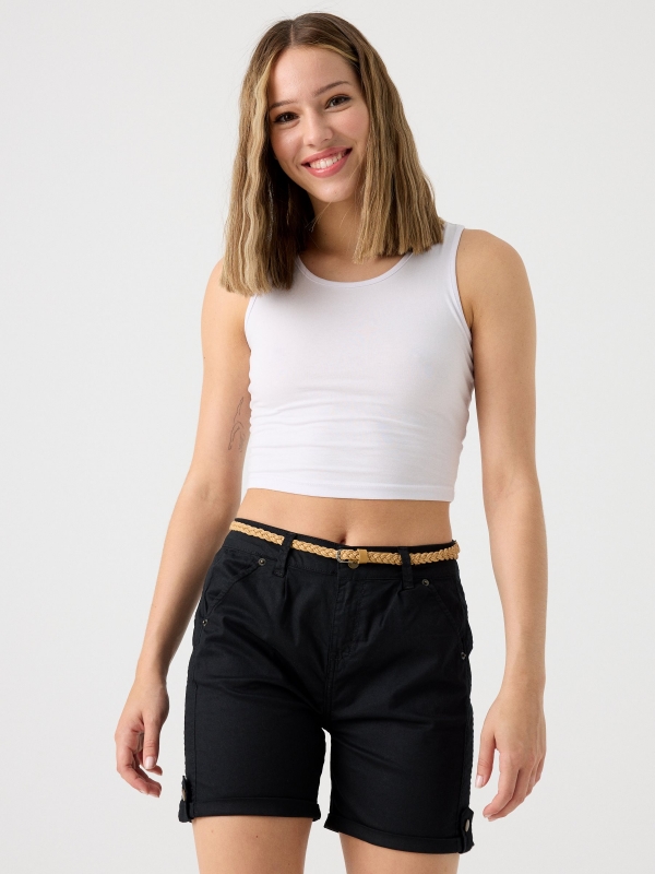 Shorts com cinto trançado preto vista meia frontal