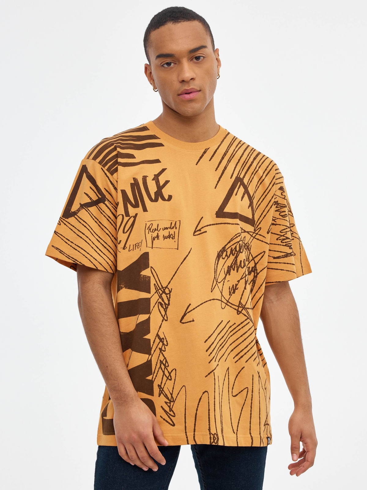 T-shirt oversized com impressão de texto ocre vista meia frontal